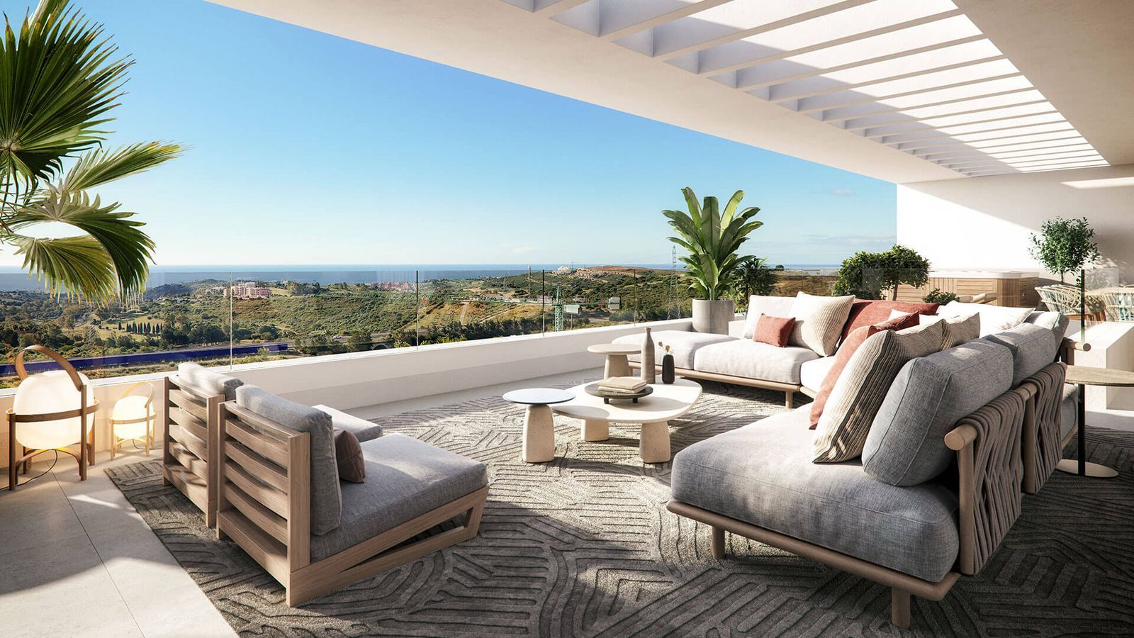 Modern stue med havudsigt, store vinduer og stueplanter.